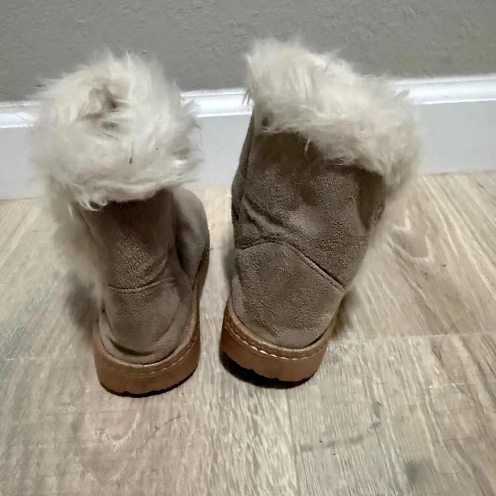 China Buttons City Faux Fur Ankle Boots Toddler Size 6 (Estimated)